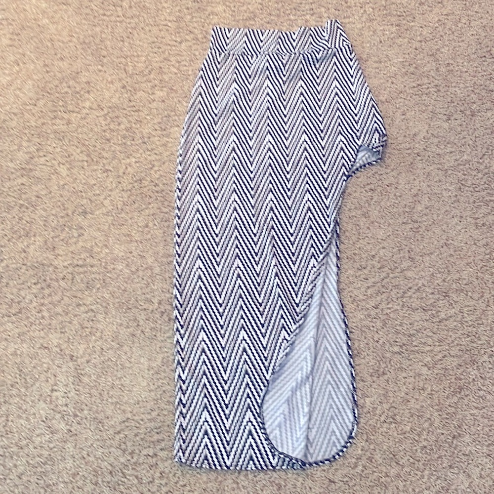 SHE’S COOL medium open side skirt.